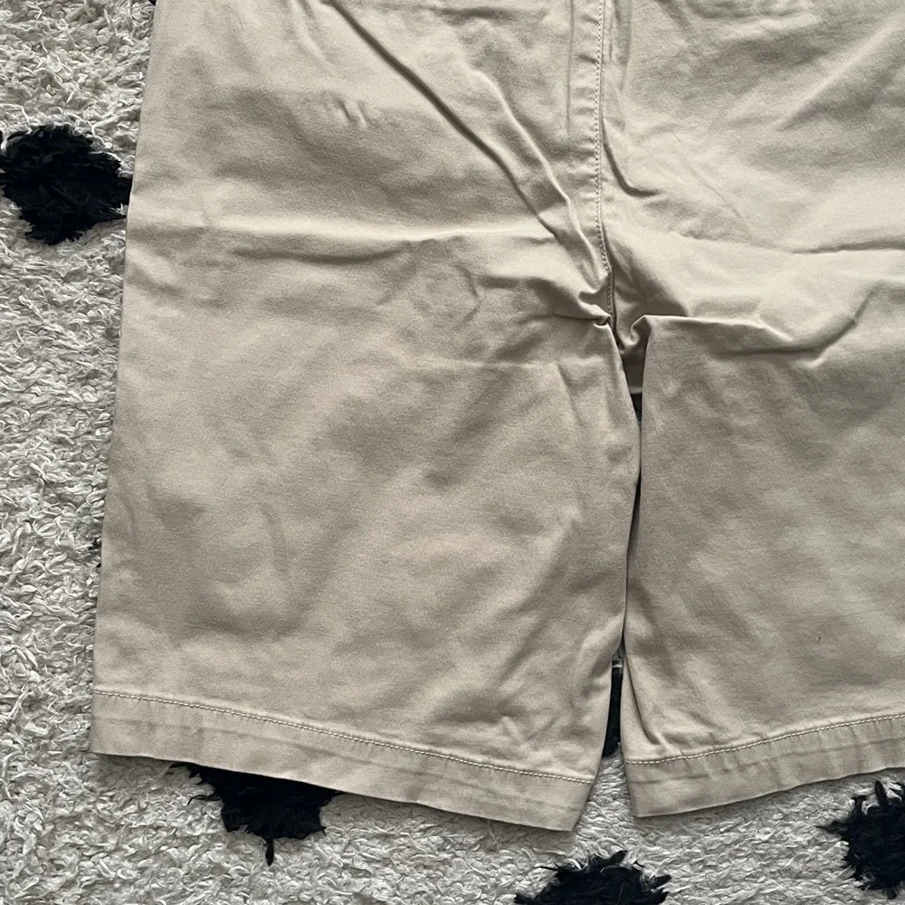NYDJ women’s size 6 beige Flat Front Shorts